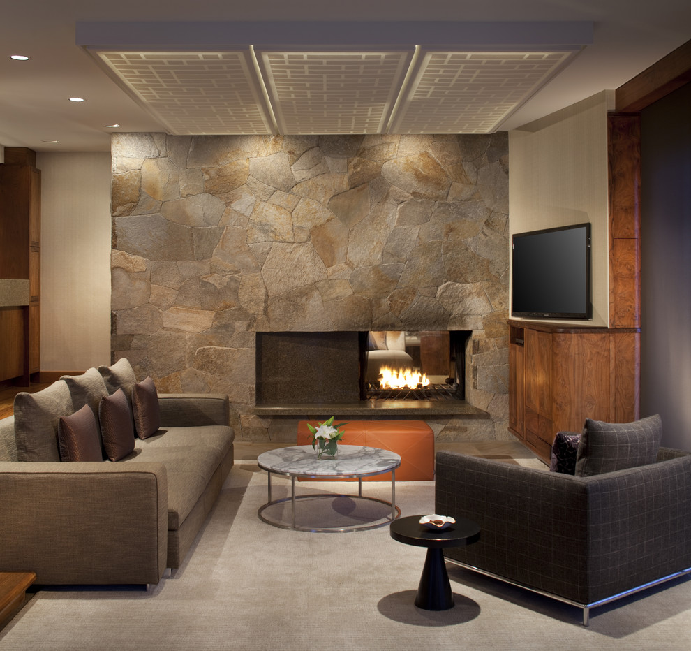 Modernes Wohnzimmer mit Kaminumrandung aus Stein in Denver