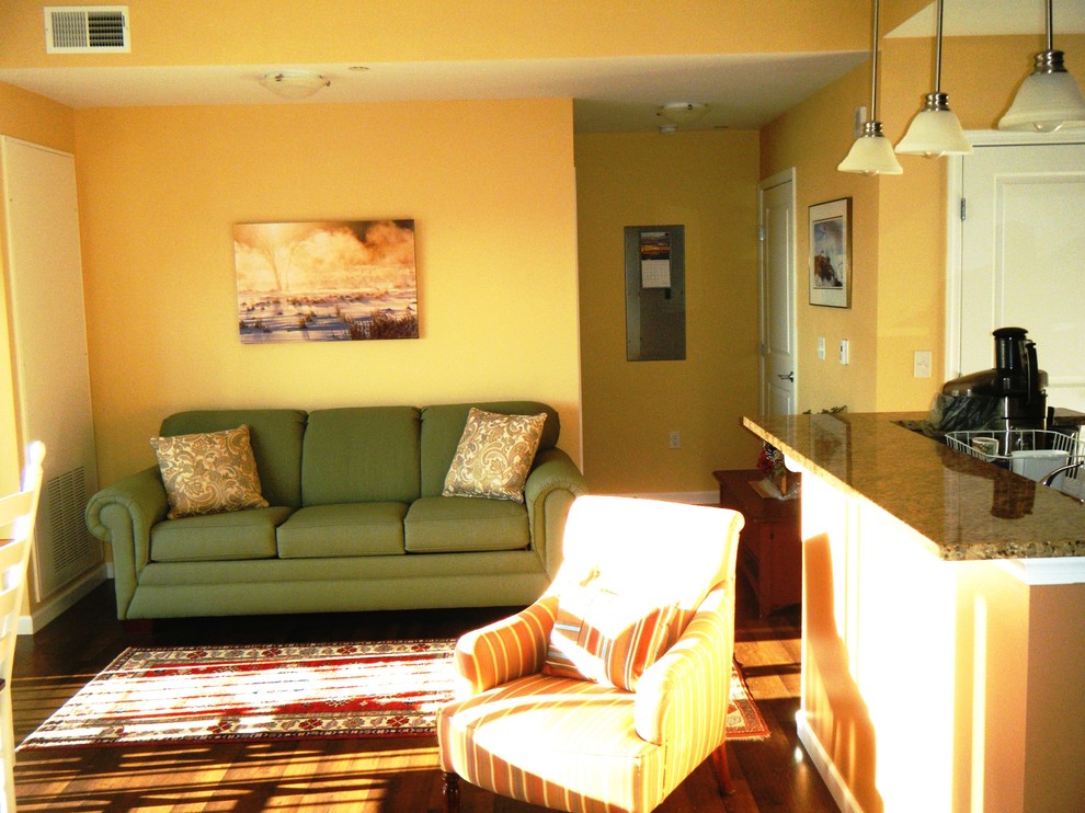 На фото: гостиная комната в стиле рустика