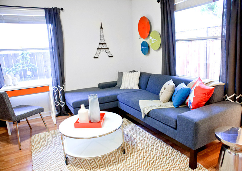 Foto di un piccolo soggiorno design con pareti bianche, nessuna TV e pavimento in legno massello medio