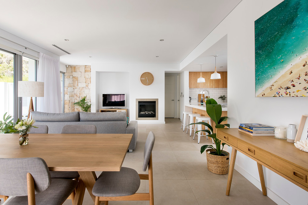Идея дизайна: маленькая гостиная комната в стиле модернизм с полом из керамогранита и фасадом камина из металла для на участке и в саду