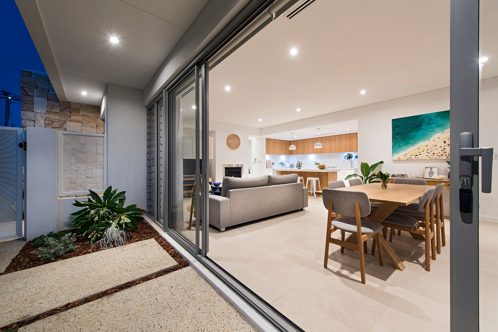 Kleines Modernes Wohnzimmer mit Porzellan-Bodenfliesen und Kaminumrandung aus Metall in Perth