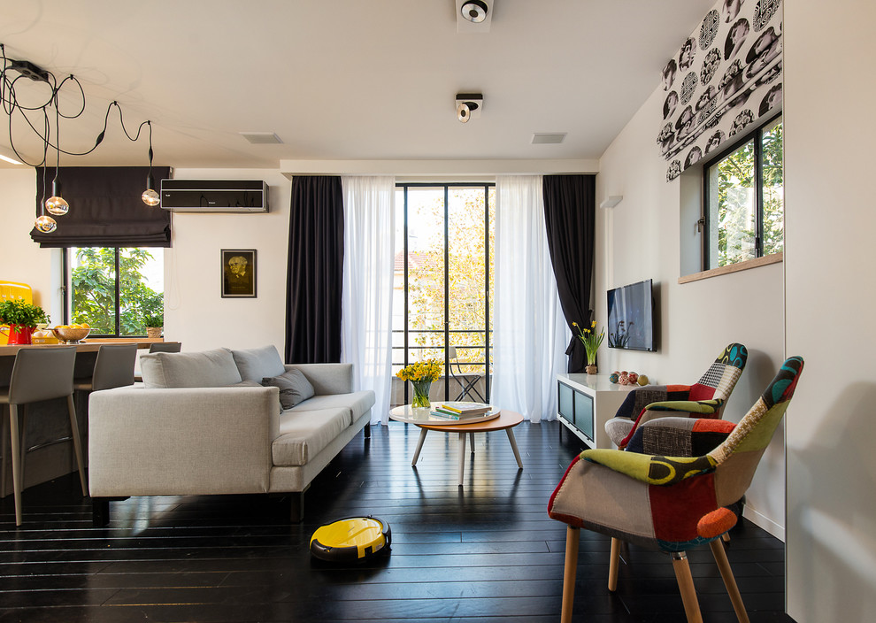 Idee per un piccolo soggiorno minimal stile loft con pareti bianche e pavimento in legno verniciato