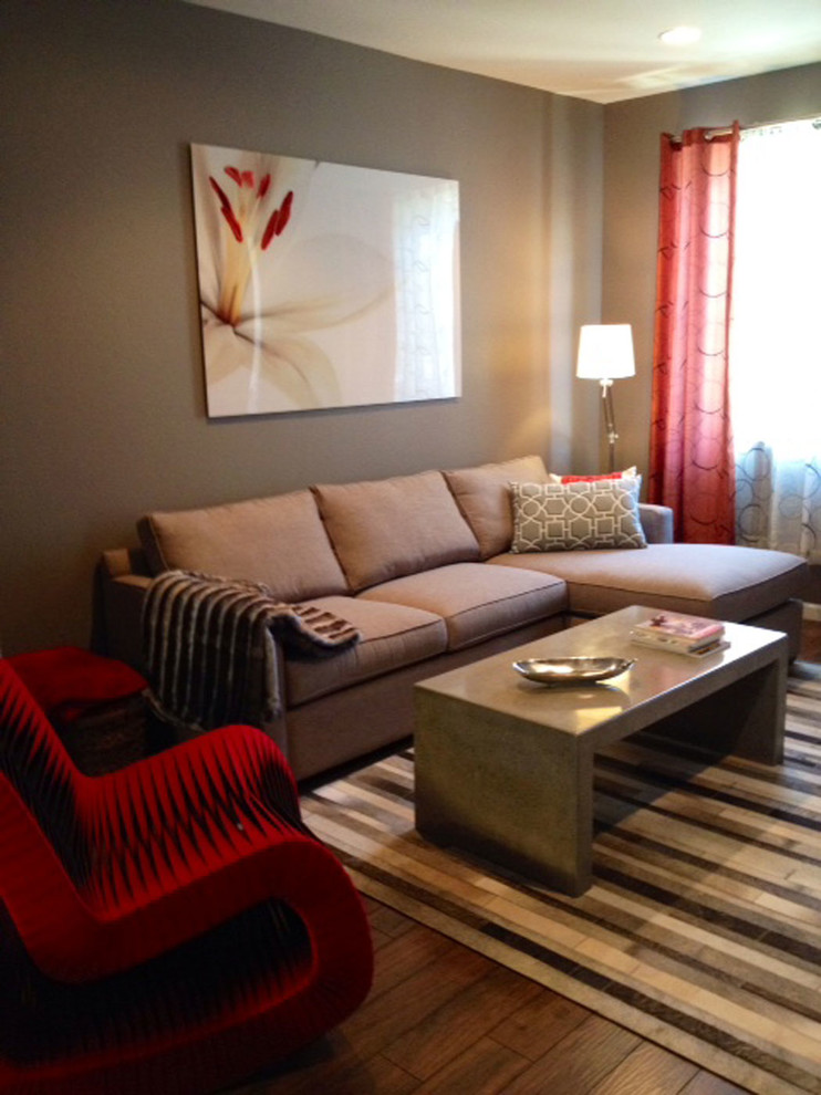 Foto de salón abierto moderno pequeño con paredes marrones y suelo de madera en tonos medios