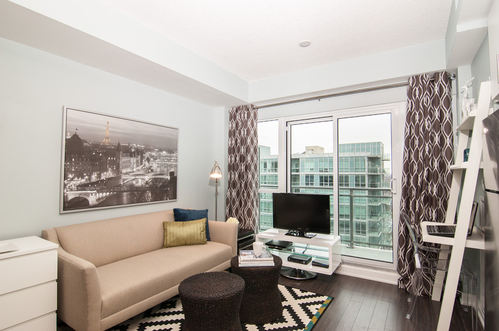 Mittelgroßes, Abgetrenntes Modernes Wohnzimmer ohne Kamin mit weißer Wandfarbe, dunklem Holzboden und freistehendem TV in Toronto