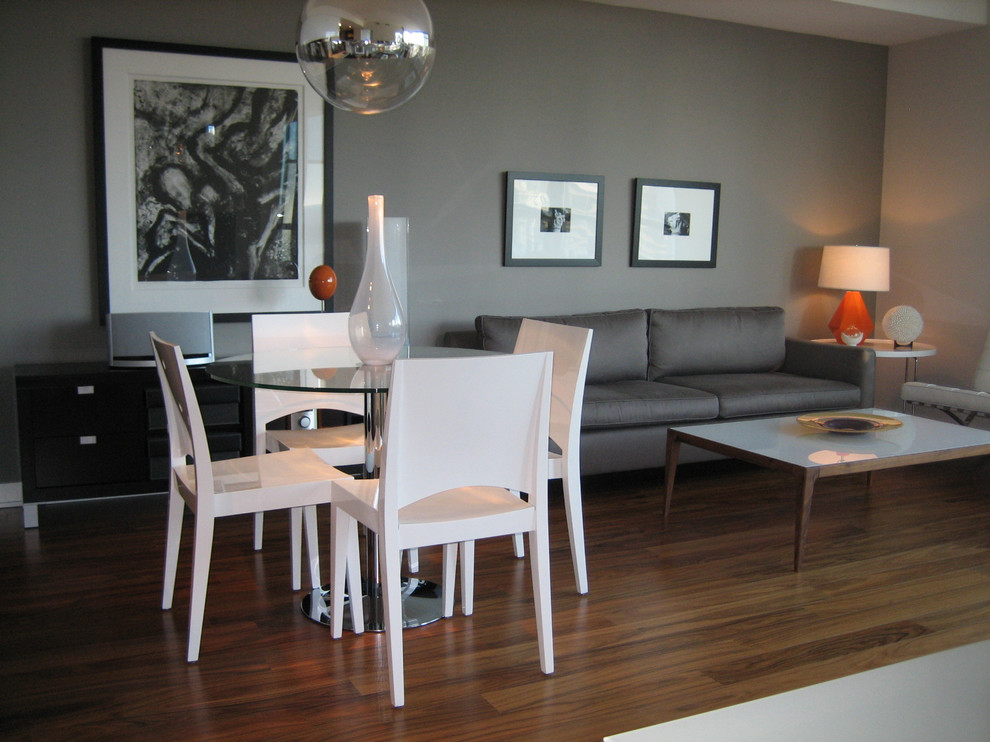 Пример оригинального дизайна: открытая гостиная комната среднего размера в стиле модернизм с серыми стенами, темным паркетным полом и отдельно стоящим телевизором