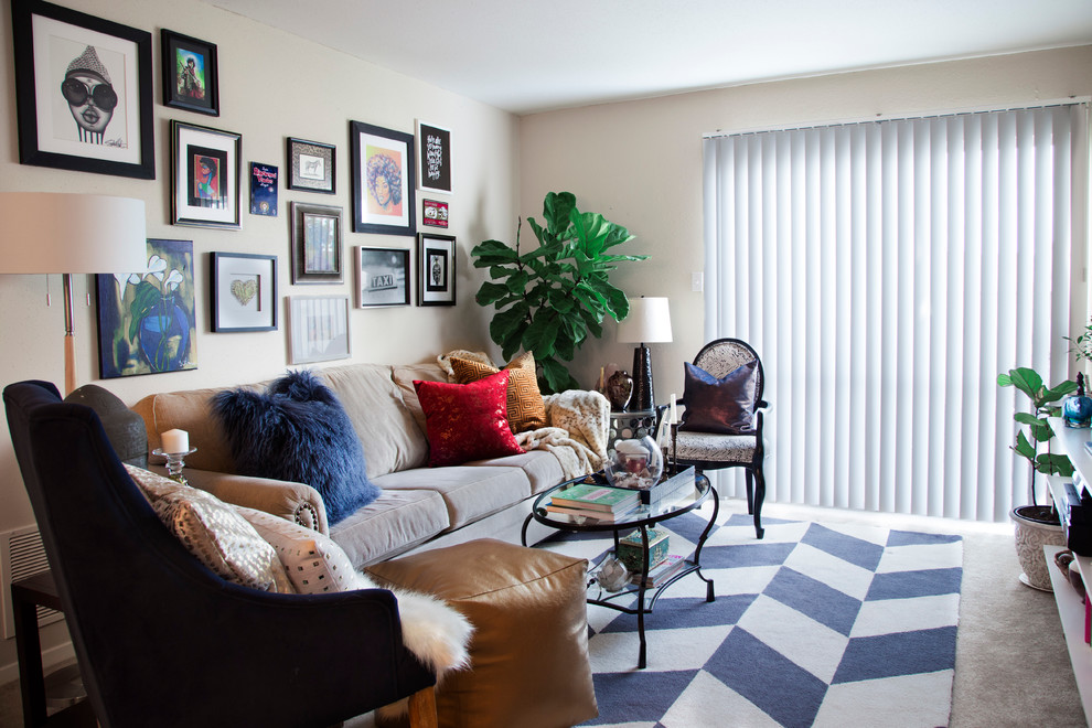 Идея дизайна: гостиная комната в стиле фьюжн с ковровым покрытием