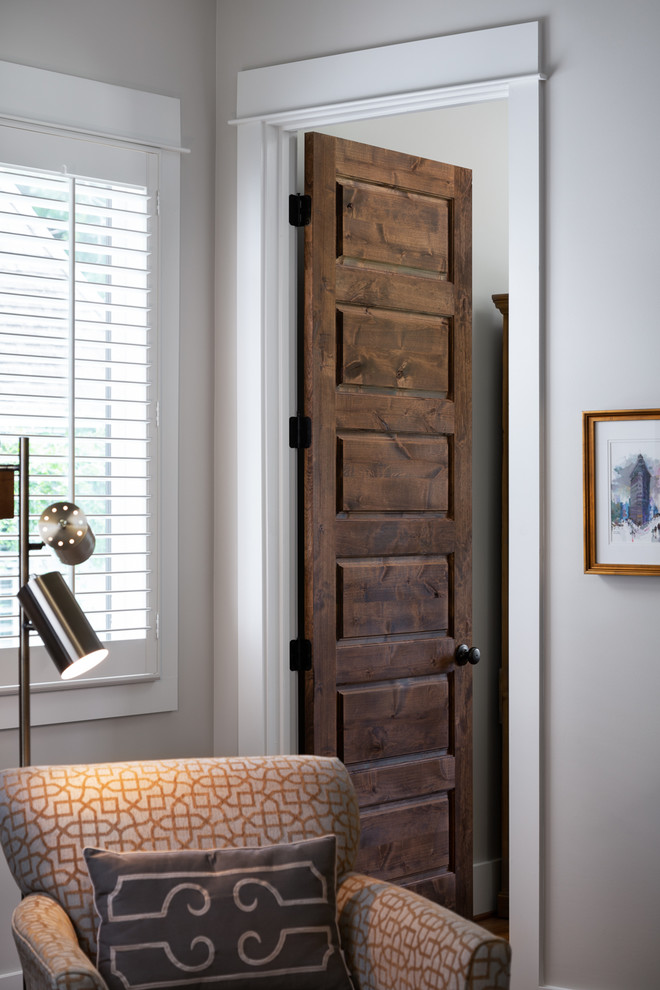 バーミングハムにある高級な小さなトラディショナルスタイルのおしゃれなLDK (ベージュの壁、無垢フローリング、標準型暖炉、レンガの暖炉まわり、壁掛け型テレビ、茶色い床) の写真