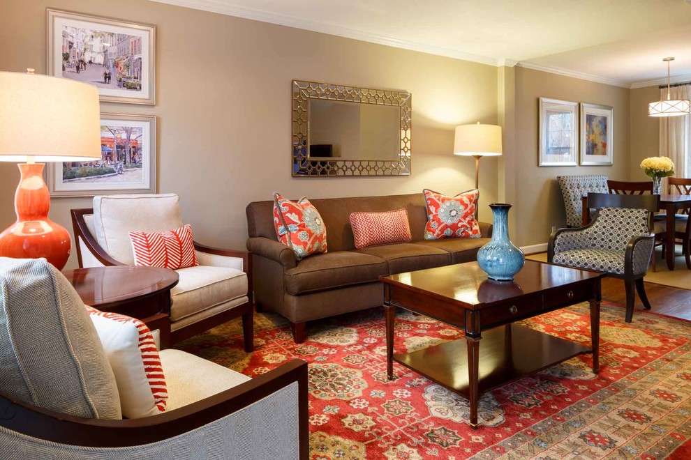 Idee per un piccolo soggiorno classico aperto con pareti beige, pavimento in legno massello medio e pavimento marrone