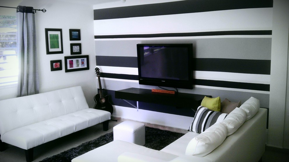 Minimalist living room photo