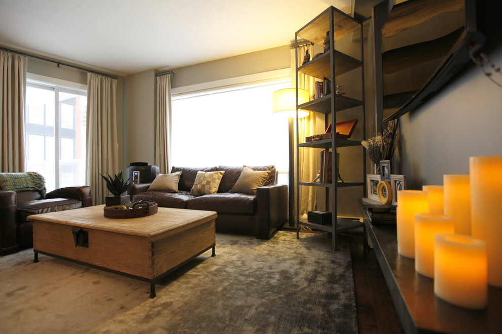 Diseño de salón abierto actual pequeño con paredes grises, suelo de madera oscura y televisor colgado en la pared