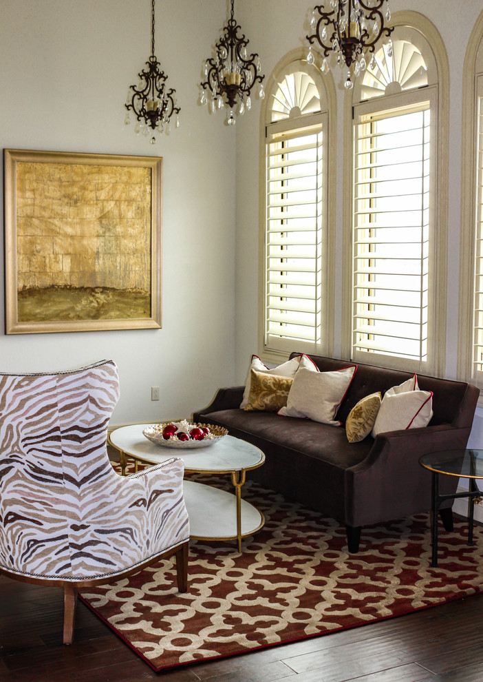 Diseño de salón abierto tradicional pequeño con paredes beige y suelo de madera oscura
