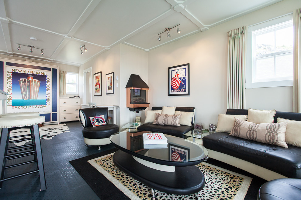 На фото: гостиная комната в морском стиле с бежевыми стенами и красивыми шторами