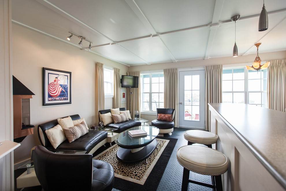 На фото: гостиная комната в морском стиле с бежевыми стенами, телевизором на стене и ковром на полу