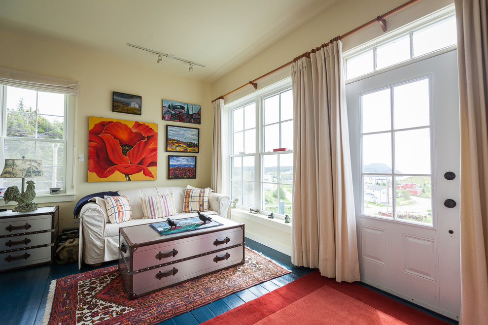 Свежая идея для дизайна: гостиная комната в морском стиле с бежевыми стенами, синим полом и красивыми шторами - отличное фото интерьера