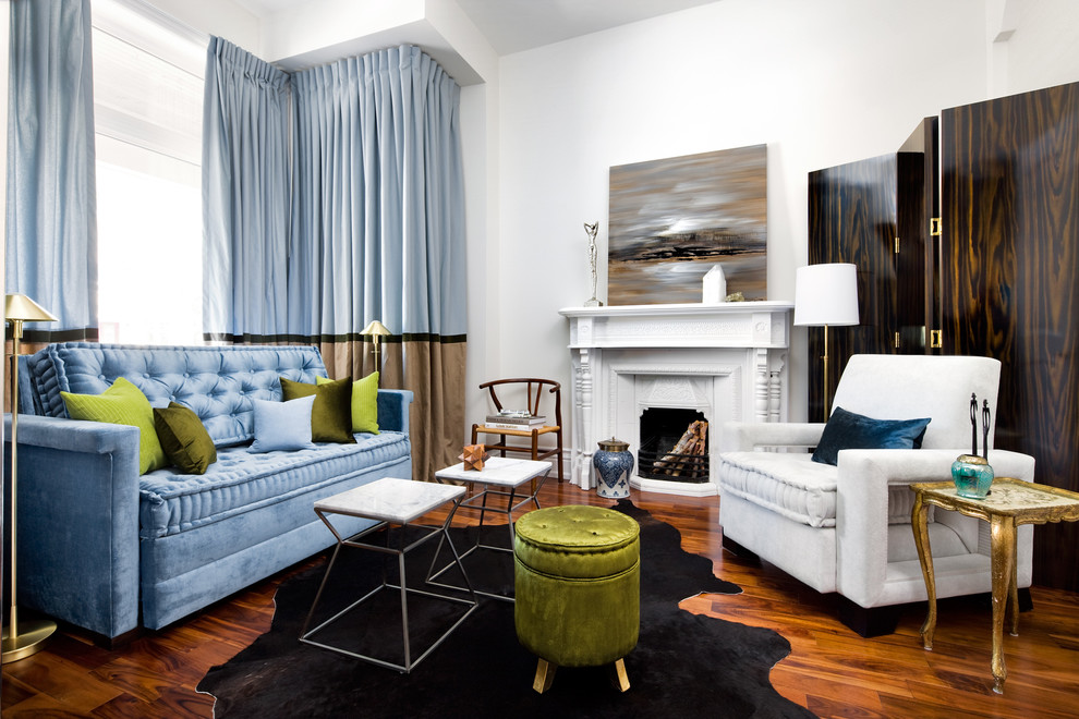 Источник вдохновения для домашнего уюта: гостиная комната в стиле фьюжн с белыми стенами, стандартным камином и синими шторами без телевизора
