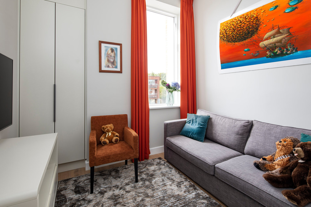 Стильный дизайн: маленькая изолированная гостиная комната в современном стиле с с книжными шкафами и полками, серыми стенами и телевизором на стене для на участке и в саду - последний тренд