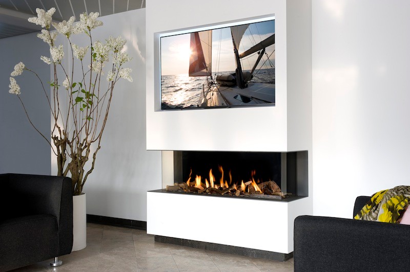 エセックスにあるお手頃価格の広いコンテンポラリースタイルのおしゃれなリビング (白い壁、磁器タイルの床、標準型暖炉、漆喰の暖炉まわり、壁掛け型テレビ) の写真