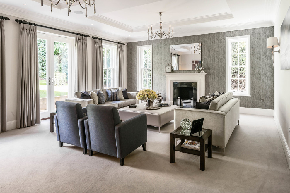 Repräsentatives Klassisches Wohnzimmer mit grauer Wandfarbe, Teppichboden und Kamin in Surrey