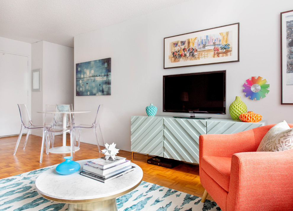 Mittelgroßes, Abgetrenntes Stilmix Wohnzimmer ohne Kamin mit weißer Wandfarbe, hellem Holzboden, freistehendem TV und beigem Boden in New York