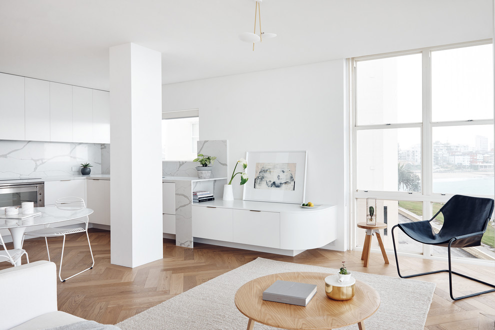 Idee per un soggiorno minimalista di medie dimensioni con parquet chiaro