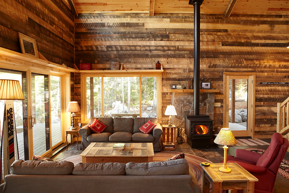 Ispirazione per un grande soggiorno classico con stufa a legna