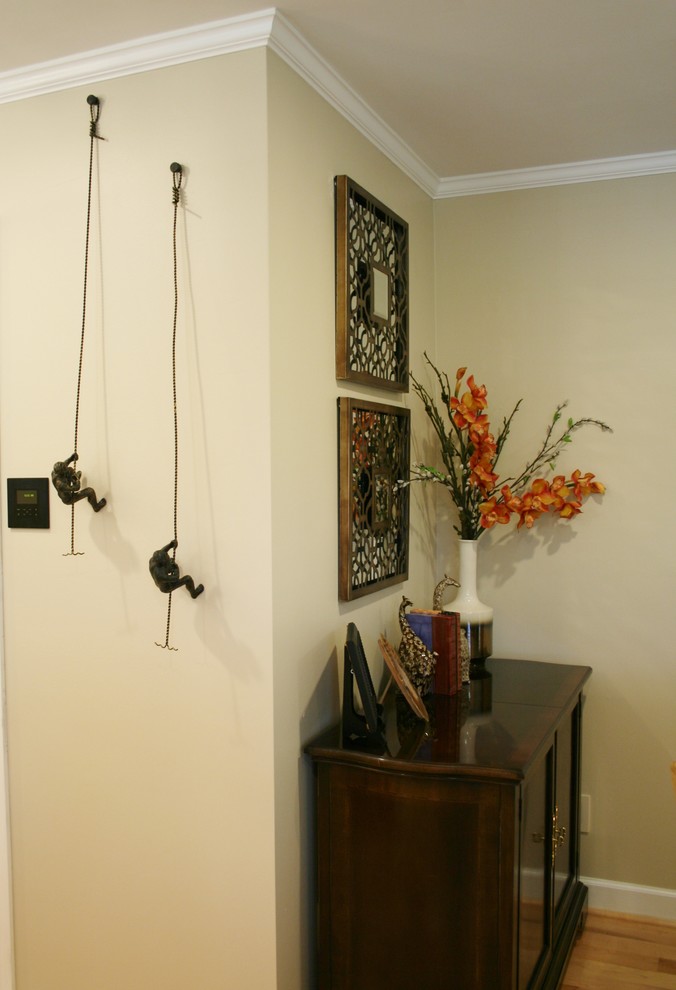 Foto på ett mellanstort funkis allrum med öppen planlösning, med beige väggar och ljust trägolv