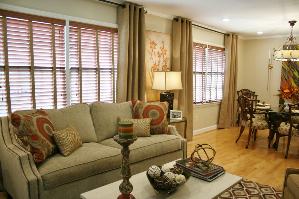Esempio di un soggiorno design di medie dimensioni e aperto con pareti beige, parquet chiaro e nessuna TV