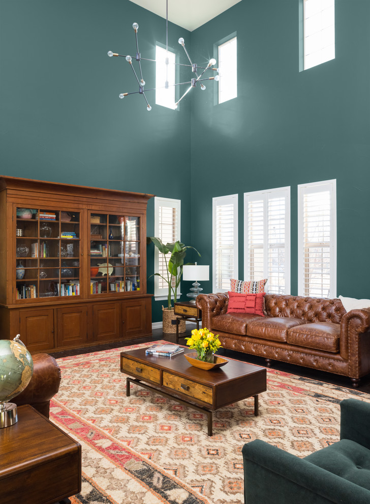 Großes, Repräsentatives, Fernseherloses, Offenes Mid-Century Wohnzimmer mit grüner Wandfarbe, dunklem Holzboden, Eckkamin, verputzter Kaminumrandung und braunem Boden in Denver