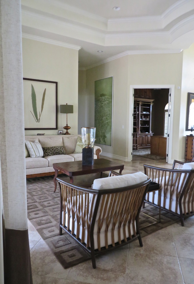 Modelo de salón para visitas abierto tropical grande sin televisor con paredes beige y suelo beige