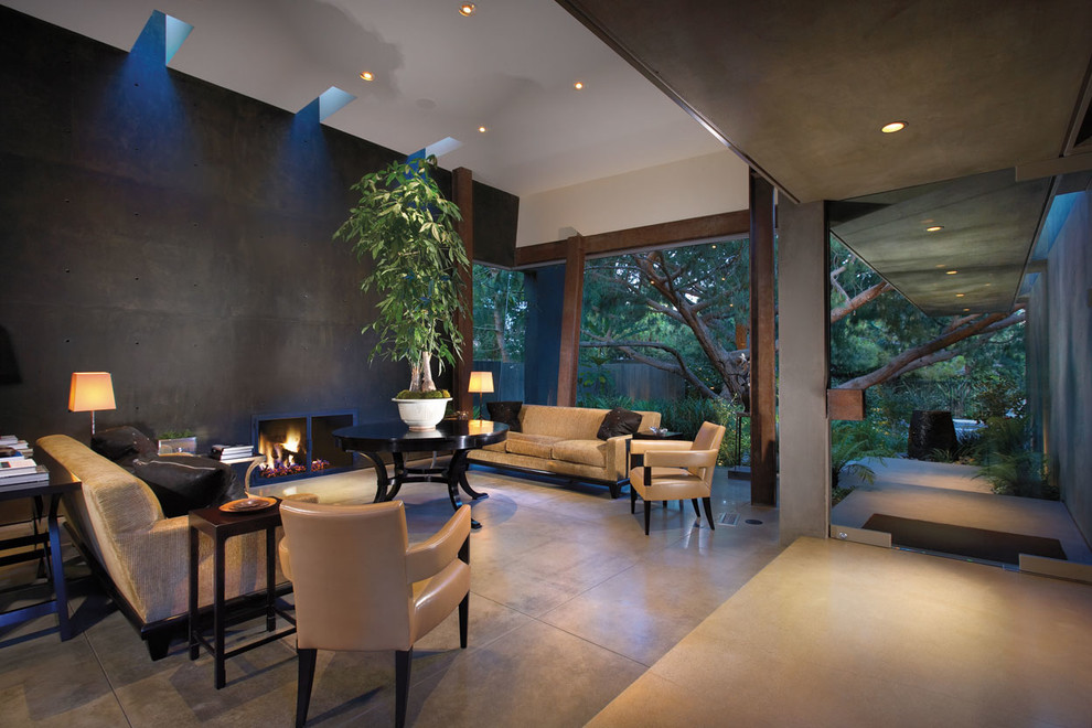 Свежая идея для дизайна: гостиная комната в современном стиле с бетонным полом и акцентной стеной - отличное фото интерьера