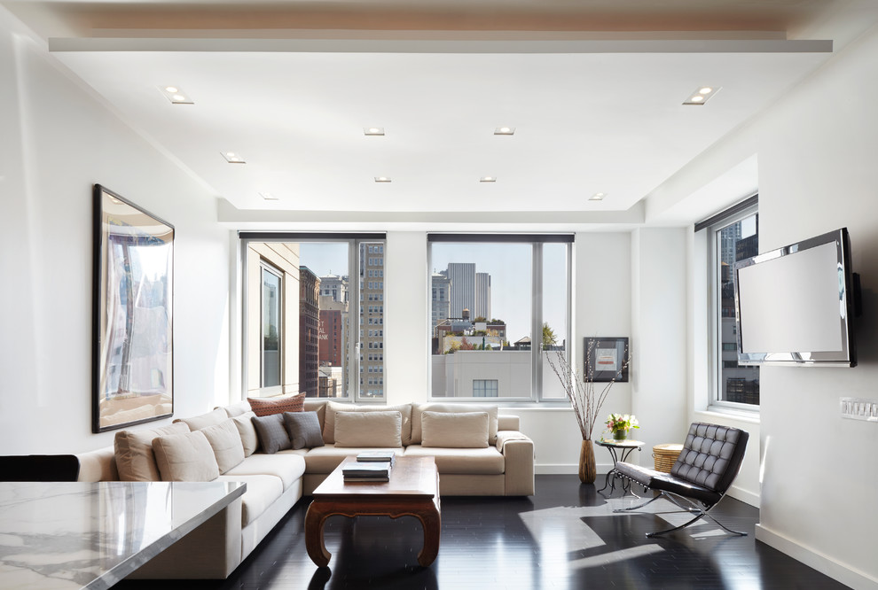 Großes, Offenes Modernes Wohnzimmer ohne Kamin mit weißer Wandfarbe, dunklem Holzboden, TV-Wand und braunem Boden in New York