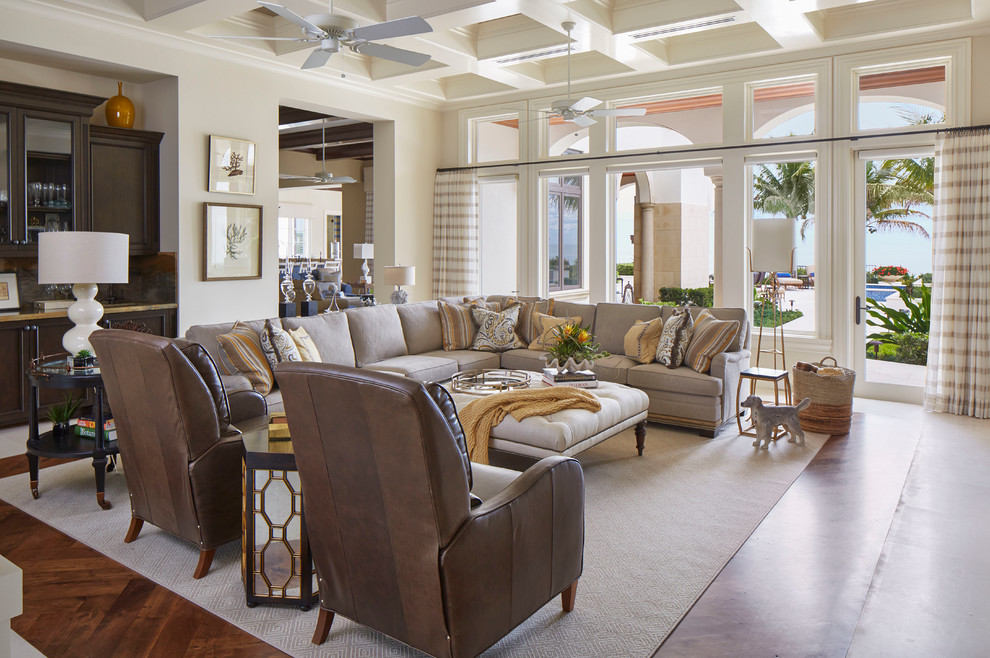 Foto di un soggiorno classico con pareti beige e pavimento in legno massello medio