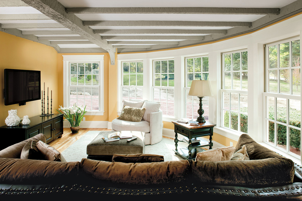 Источник вдохновения для домашнего уюта: парадная, изолированная гостиная комната среднего размера в классическом стиле с желтыми стенами, светлым паркетным полом и телевизором на стене без камина