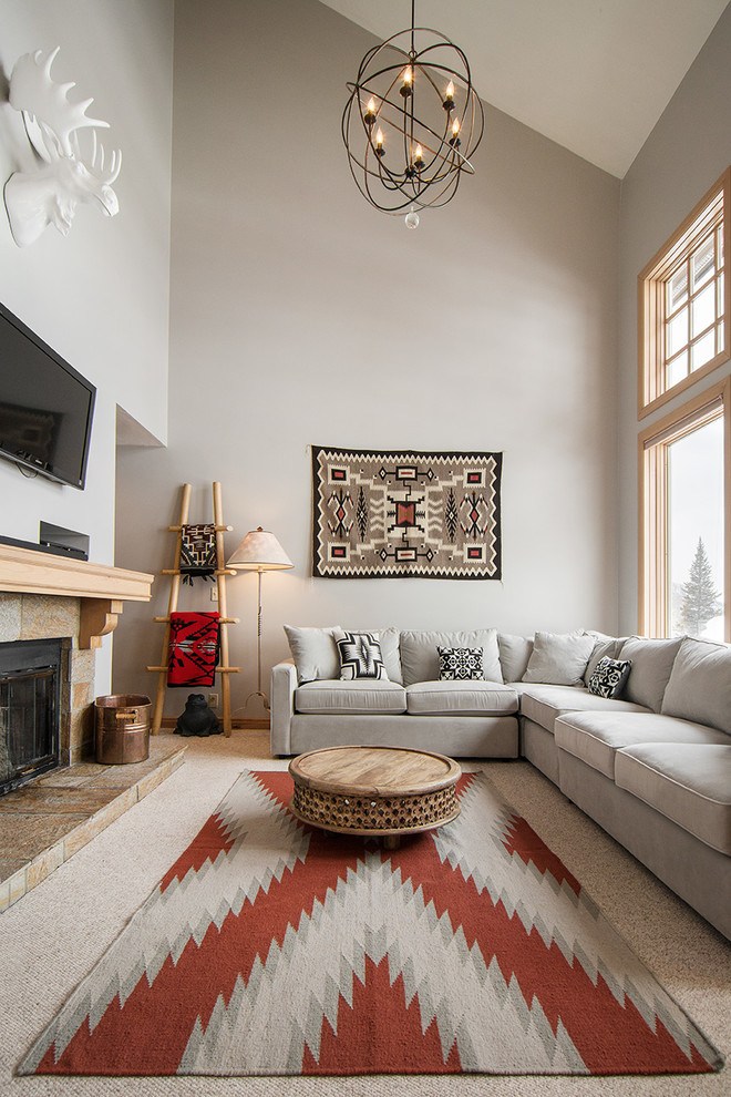 Offenes Rustikales Wohnzimmer mit grauer Wandfarbe, Teppichboden, Kamin und TV-Wand in Salt Lake City