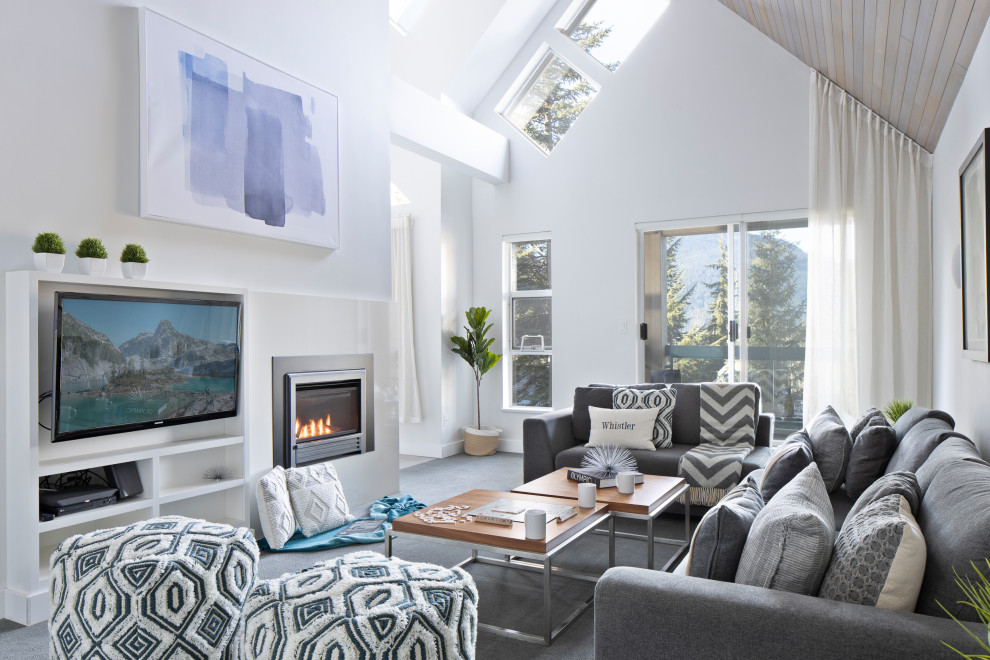 Aménagement d'un salon contemporain avec un mur blanc, moquette, une cheminée standard, un téléviseur encastré et un sol gris.