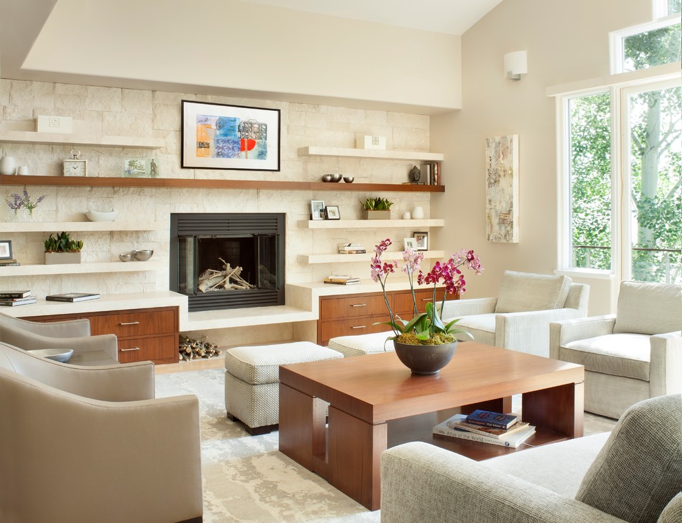 Cette photo montre un salon tendance avec un mur beige et une cheminée standard.