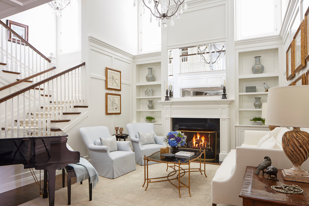 Стильный дизайн: гостиная комната:: освещение в классическом стиле с белыми стенами, темным паркетным полом и стандартным камином - последний тренд