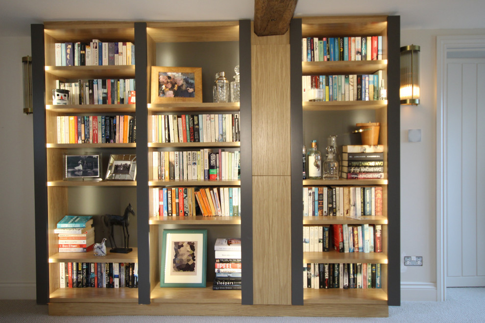 Diseño de biblioteca en casa de estilo de casa de campo de tamaño medio con moqueta
