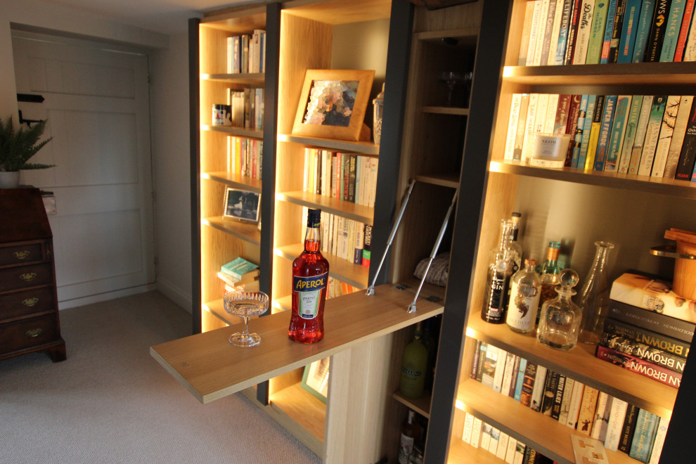 Idee per un soggiorno country di medie dimensioni con libreria e moquette