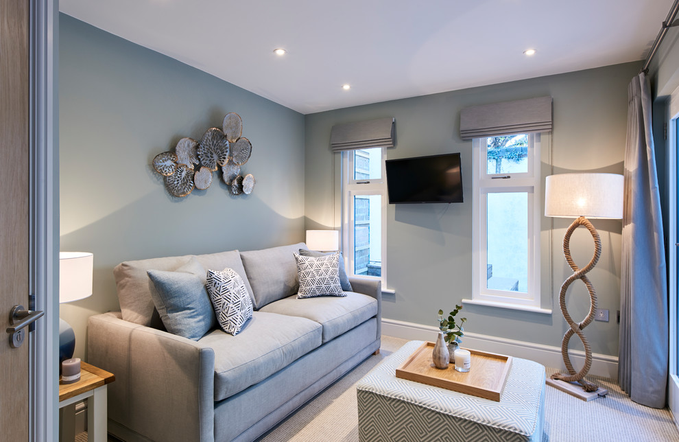 Idéer för ett klassiskt separat vardagsrum, med blå väggar, heltäckningsmatta och beiget golv