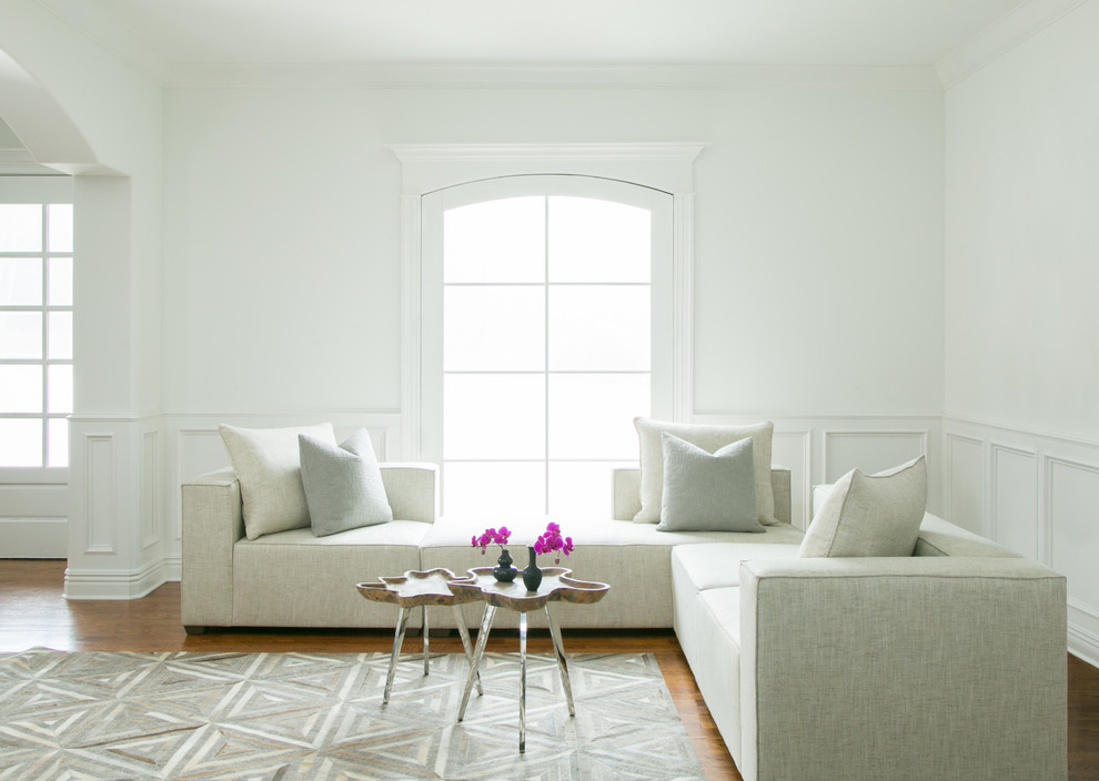リトルロックにある高級な中くらいなコンテンポラリースタイルのおしゃれなリビング (白い壁、濃色無垢フローリング、茶色い床) の写真