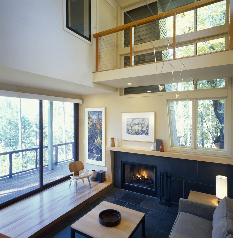 Foto di un soggiorno moderno con pareti beige