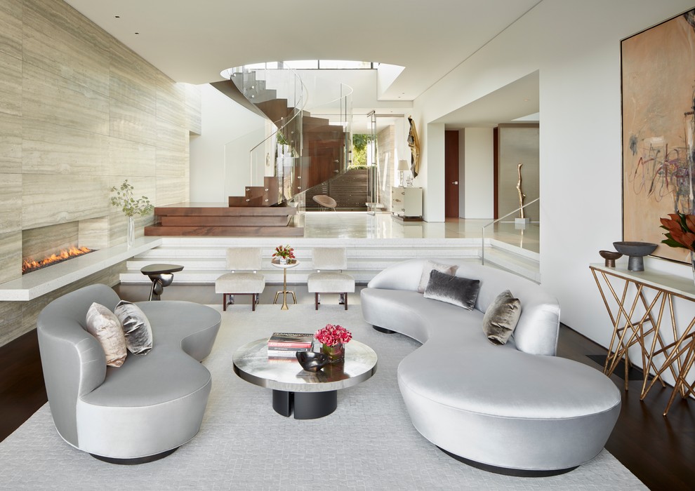 Идея дизайна: парадная, открытая гостиная комната в современном стиле с белыми стенами, темным паркетным полом, горизонтальным камином и фасадом камина из камня