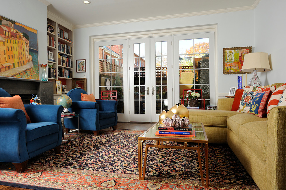 Свежая идея для дизайна: гостиная комната в стиле фьюжн с с книжными шкафами и полками, синими стенами и стандартным камином без телевизора - отличное фото интерьера