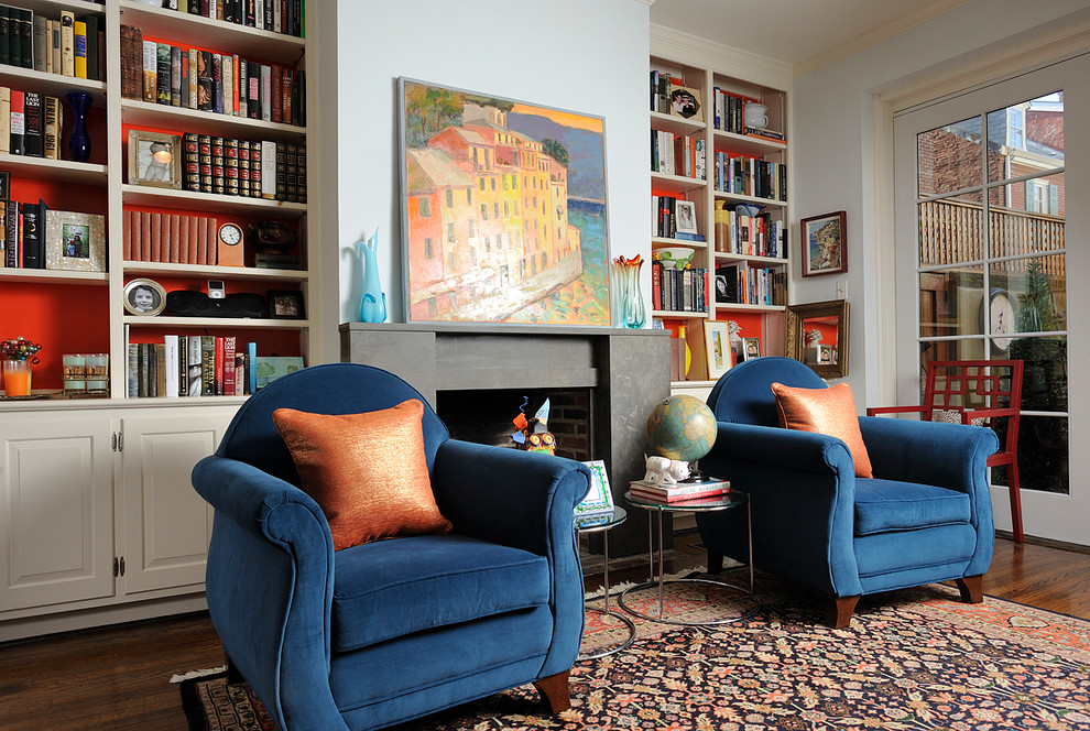 Foto på ett eklektiskt vardagsrum, med ett bibliotek, blå väggar, mörkt trägolv och en standard öppen spis