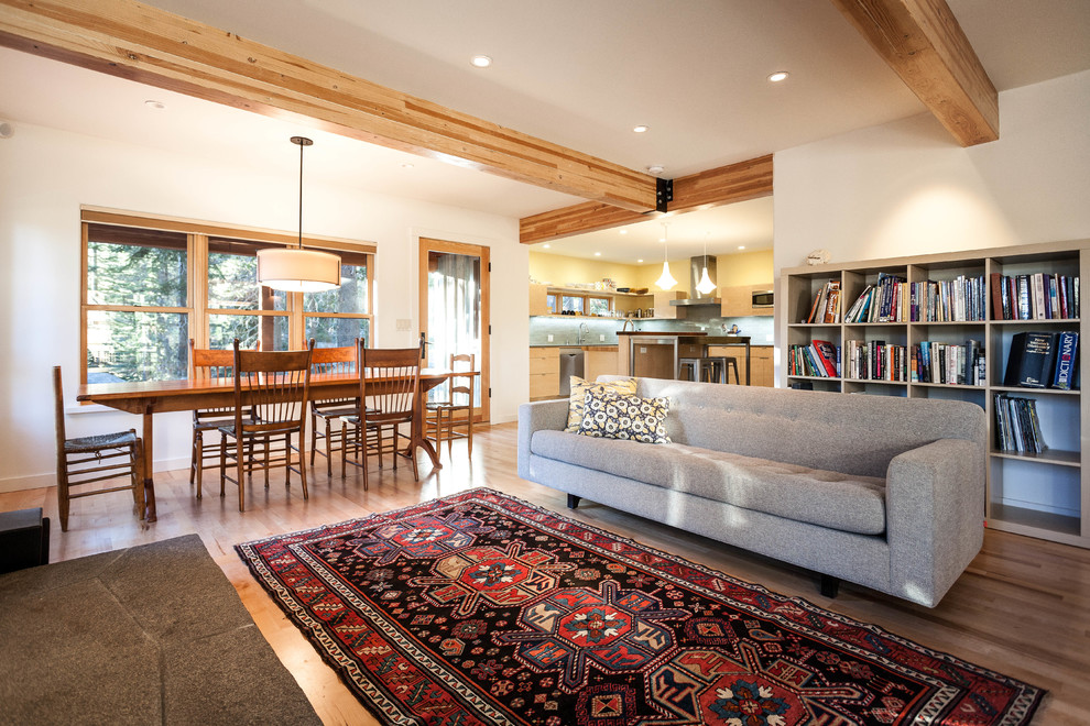 Offenes Rustikales Wohnzimmer mit weißer Wandfarbe und braunem Holzboden in San Francisco