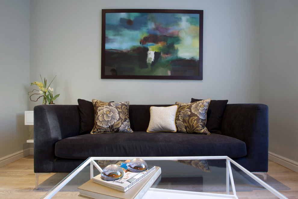 Foto di un piccolo soggiorno design chiuso con pareti verdi, parquet chiaro e TV a parete