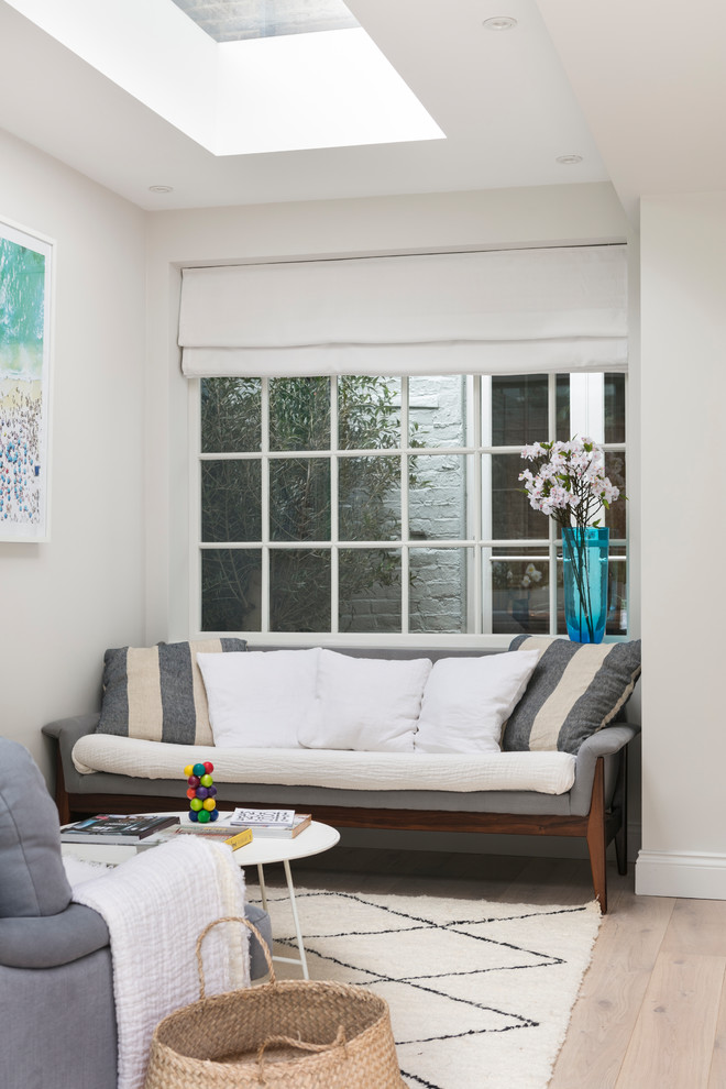Foto di un soggiorno nordico di medie dimensioni e aperto con pareti grigie, parquet chiaro e TV a parete