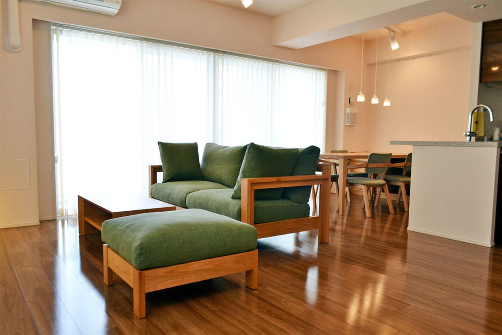 Photo of a contemporary living room in Yokohama.