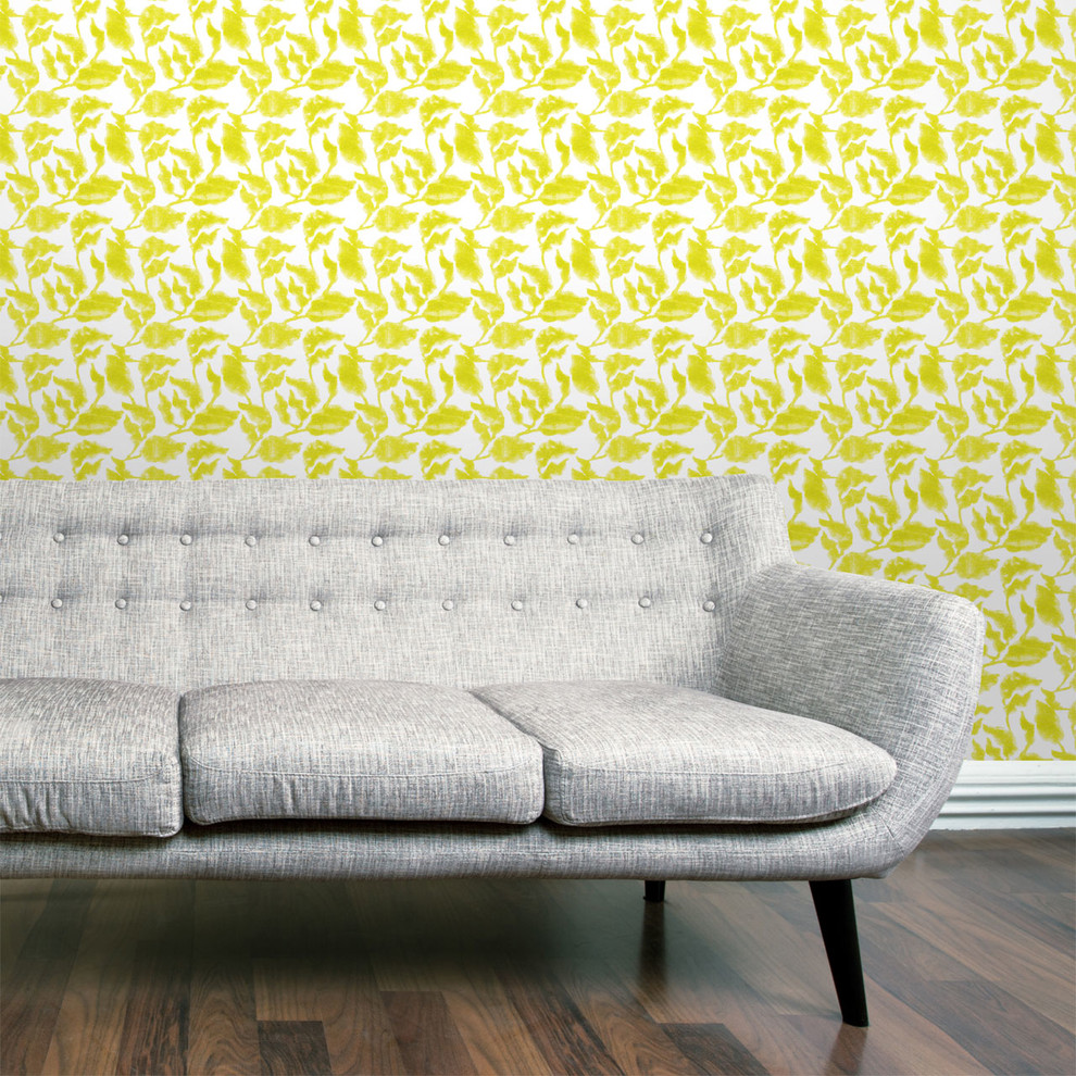 Inspiration pour un salon design ouvert avec un mur jaune et un sol en bois brun.